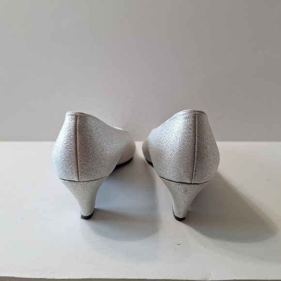 Special Occasions by Saugus Shoes Metallic Silver Low Heel Elegant Pumps Size 9 - Picture 7 of 11